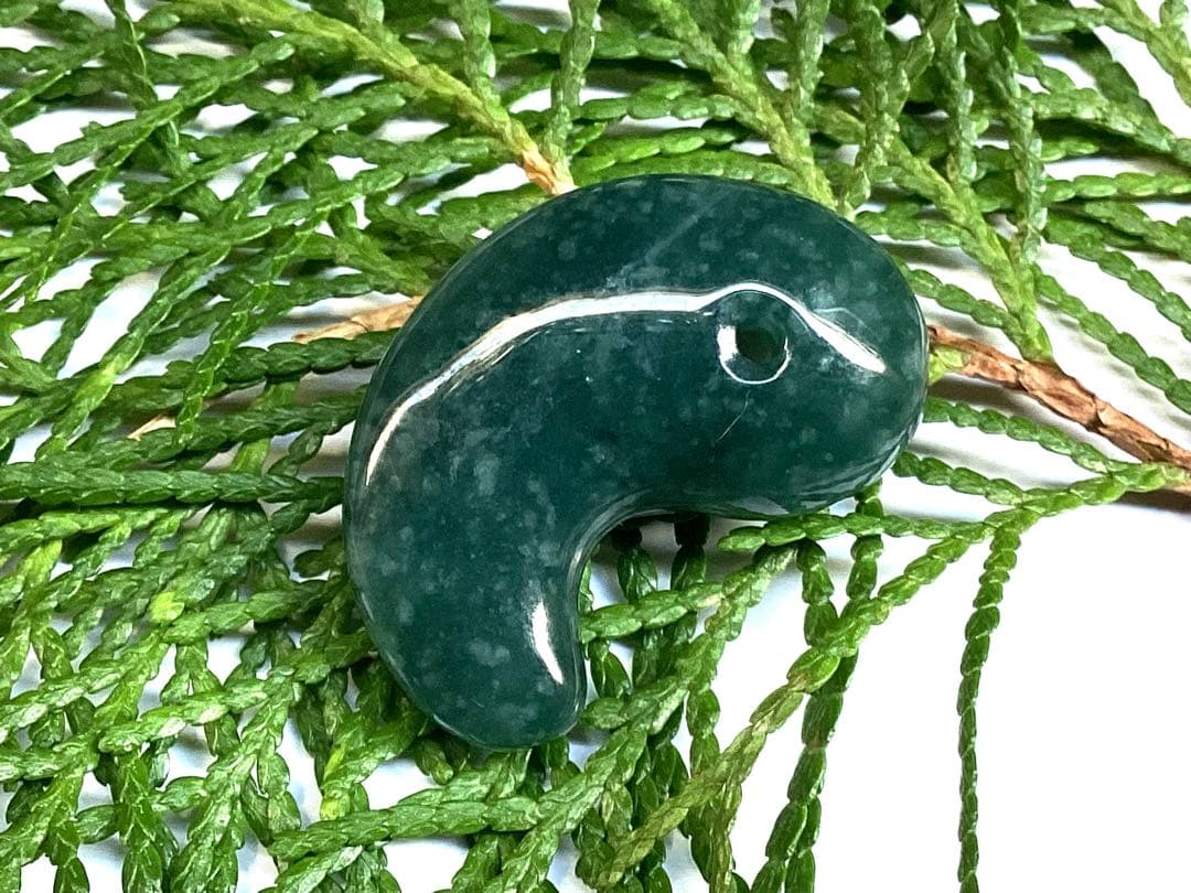 ✳翡翠製御守り 濃厚青緑色 鑑別書付　糸魚川翡翠*入りコン沢勾玉　鑑別書付の本物