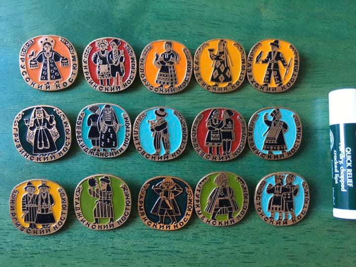 ソ連15共和国　民族衣装バッチ