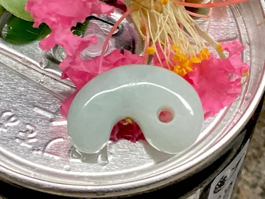 今回の原石大当たり極上*氷*糸魚川翡翠勾玉アイスジェイド幸運お守り　鑑別書付‼️