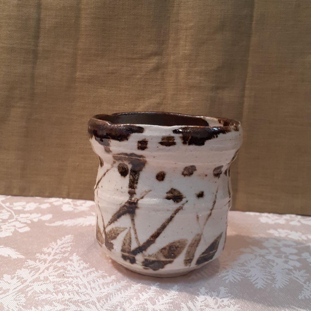 故、加藤仁　作　黒織部草花紋湯呑