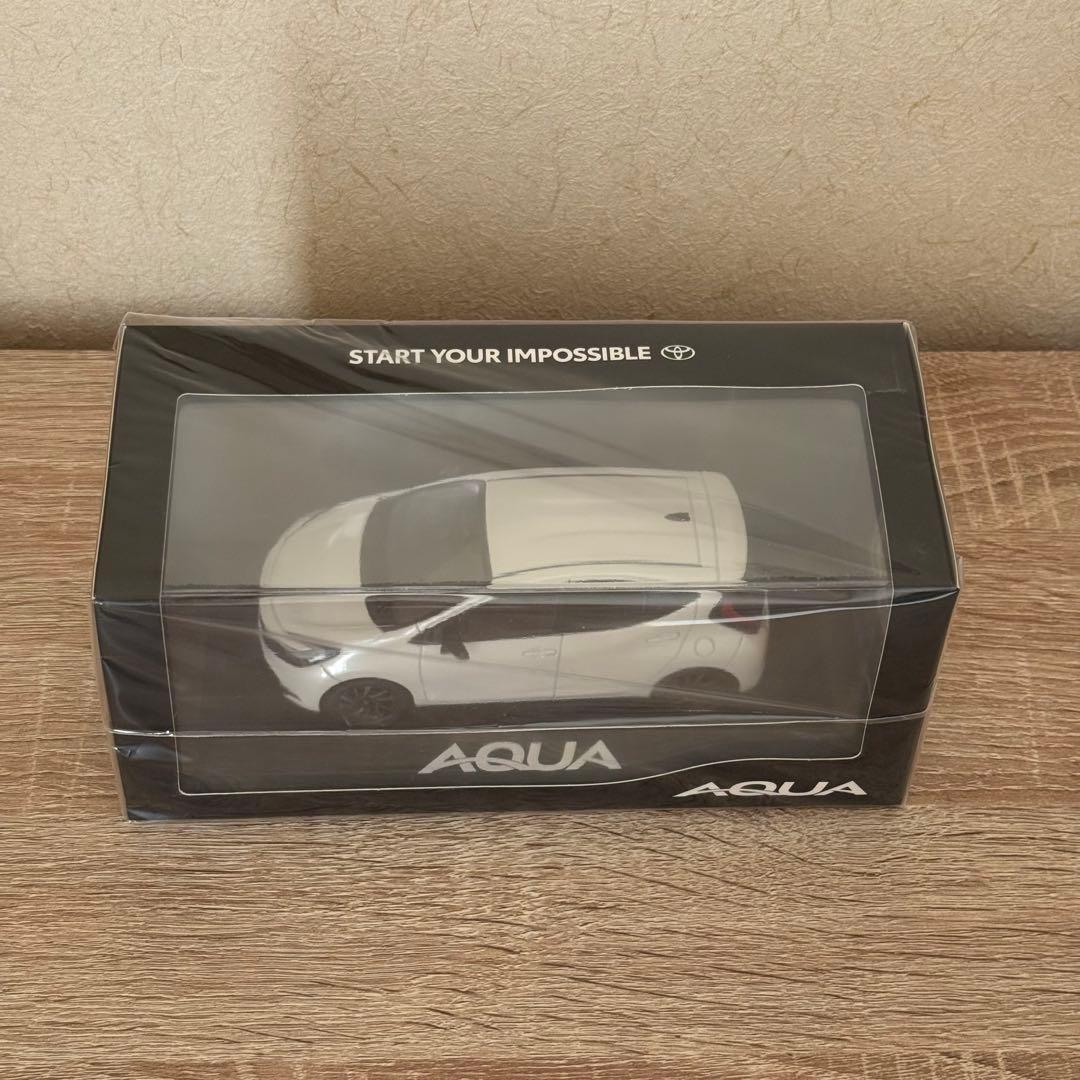 【非売品】トヨタ 新型アクア プラチナホワイトパールマイカ 1/30ミニカー