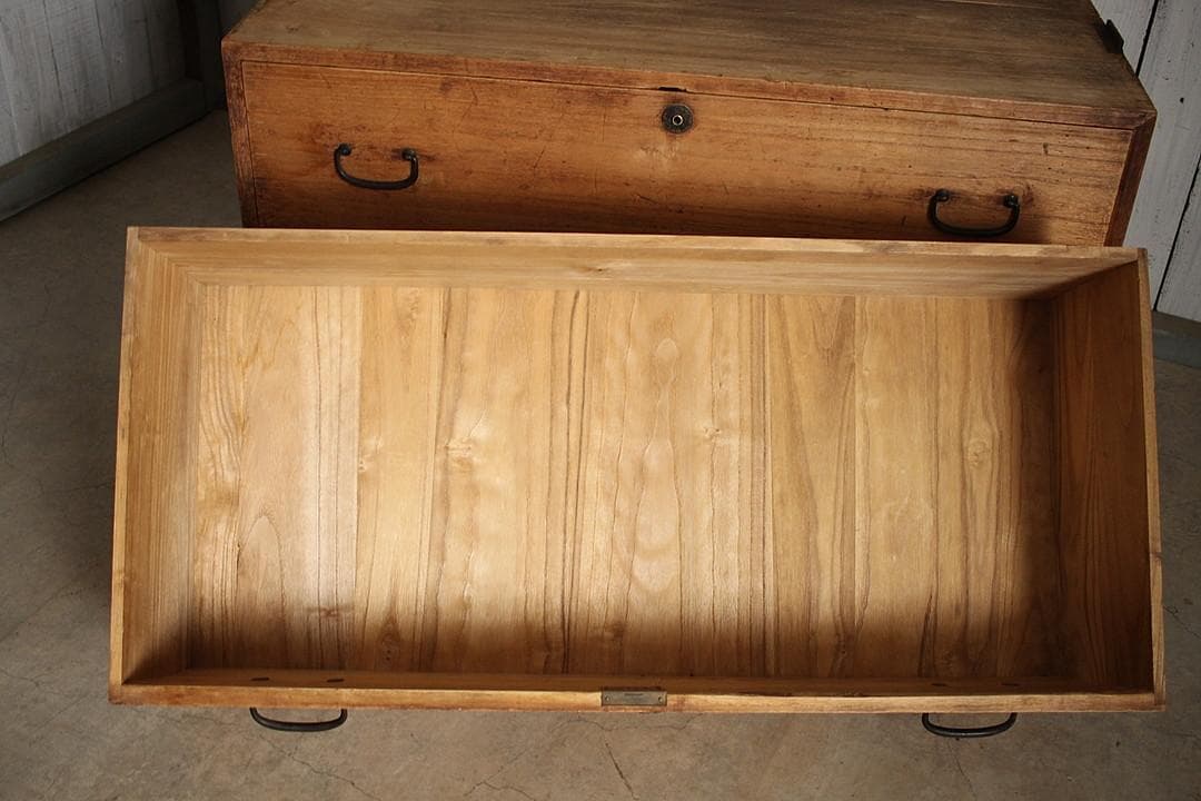 古く味のある木製の引き出し2段　チェスト　桐箪笥　タンス　古家具　古民家