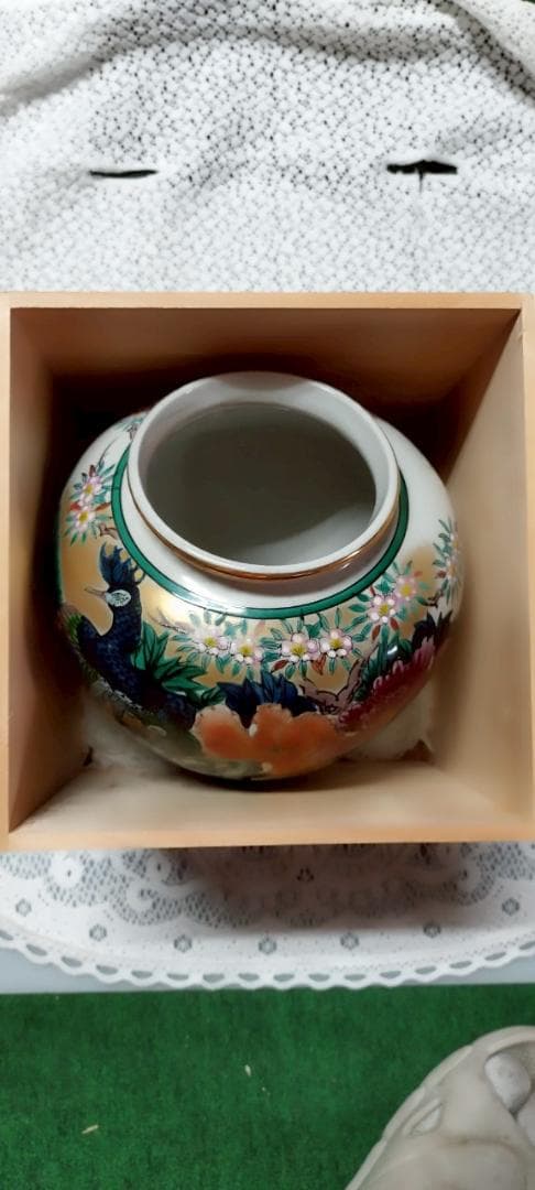 色鮮やかな花と鳥の陶器壺