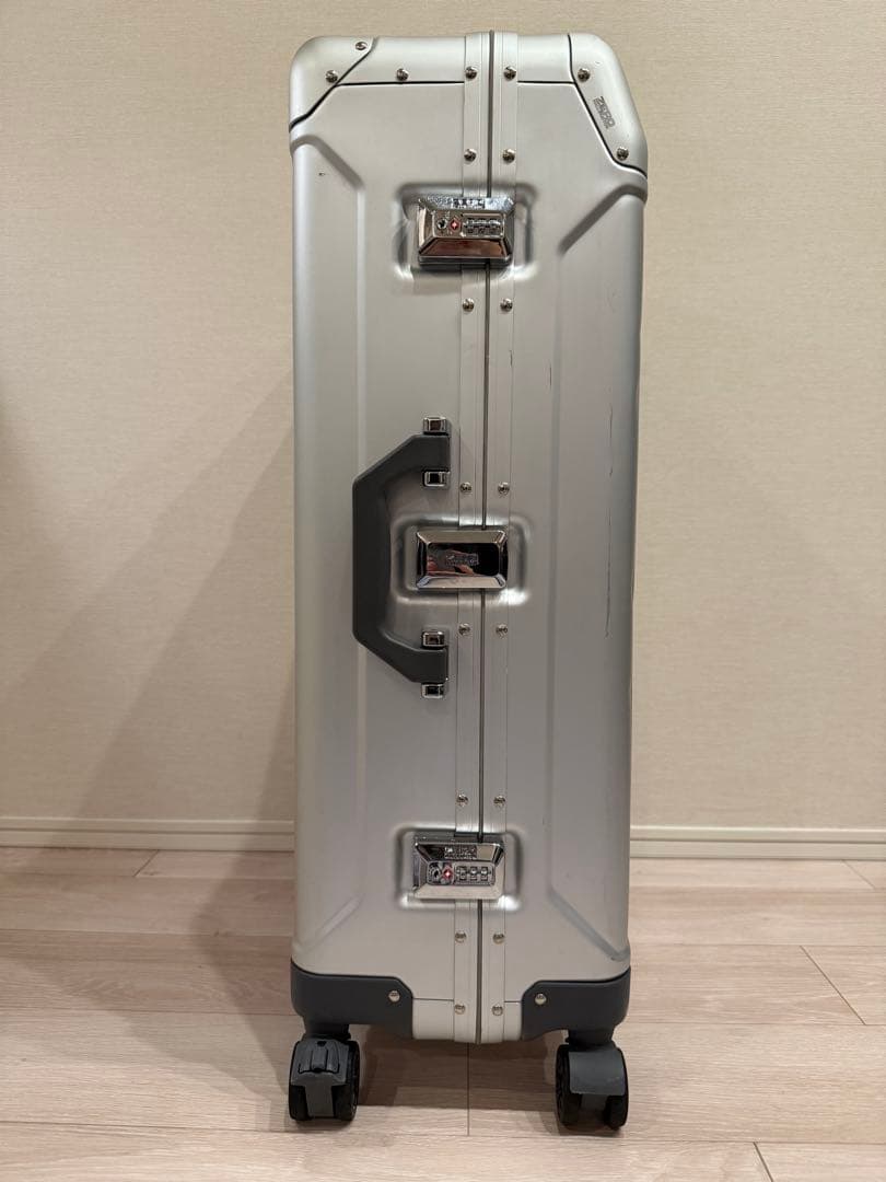 旅行かばん・小分けバッグ ZERO HALLIBURTON Geo Aluminum 3.0 83L