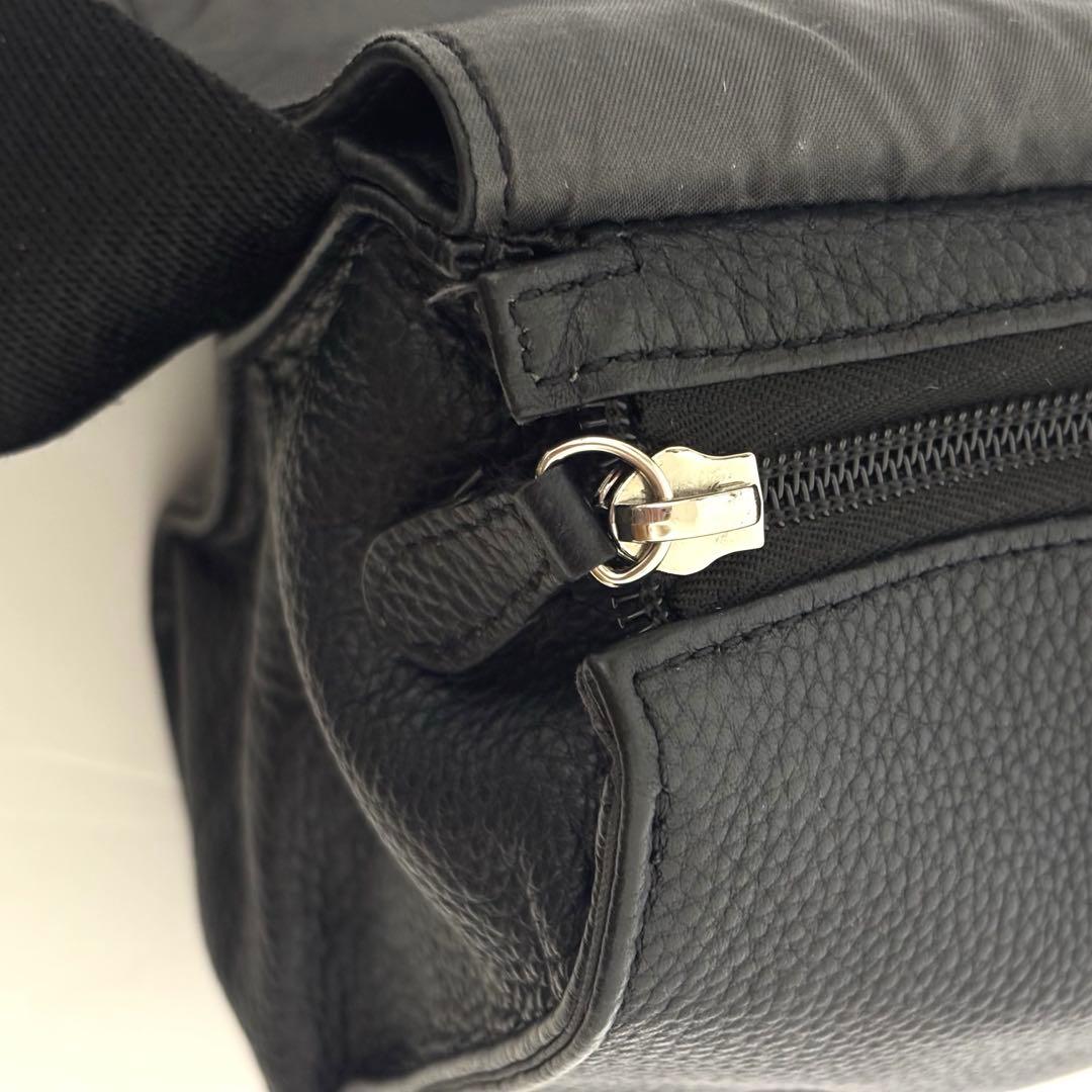 イアパピヨネ ワイドテープ ショルダーバッグ スタッズ ブラック