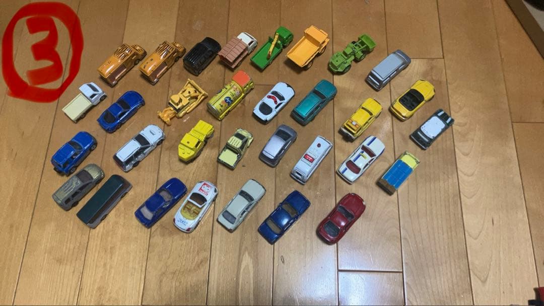 TAKARA TOMYトミカ＆ミニカーの多様な車両（100台以上）とパーキング付