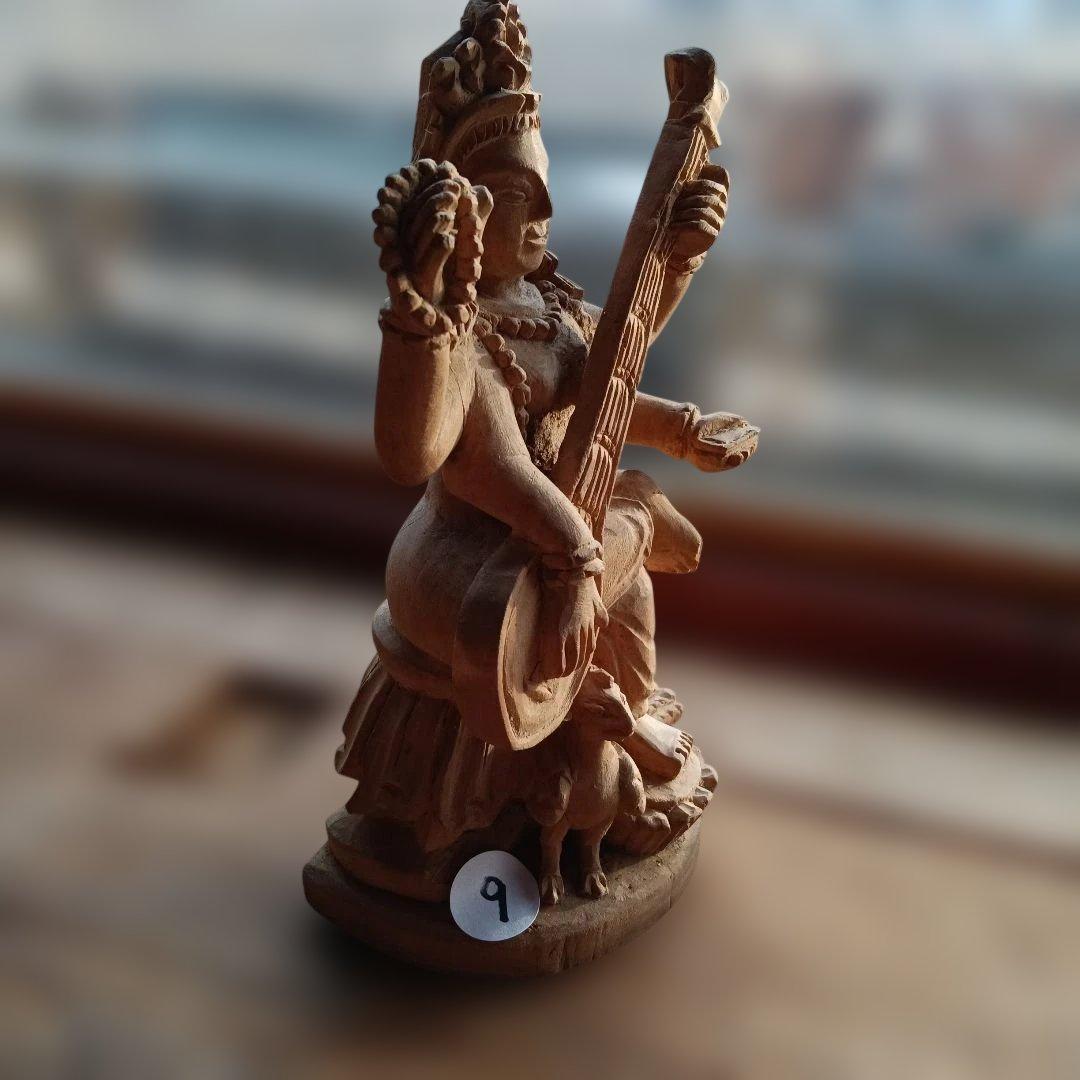 9.インドヒンズー教神木製 多腕の神像 楽器付き、楽器シタールを持つ極小品