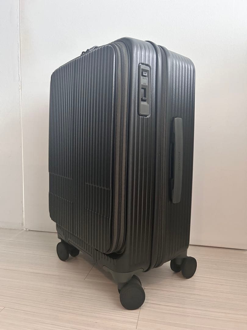 イノベーターINV155 MadBlack 55L Middle キャリーケース