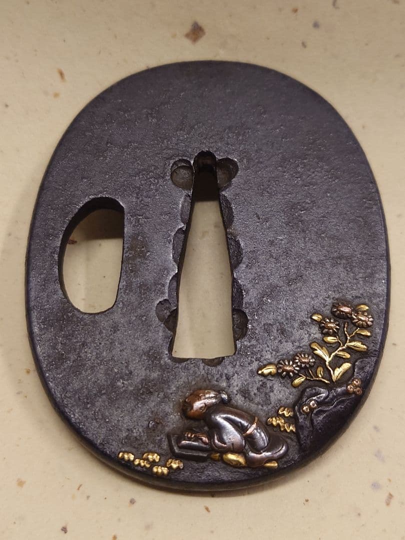 鉄鍔、人物と植物図