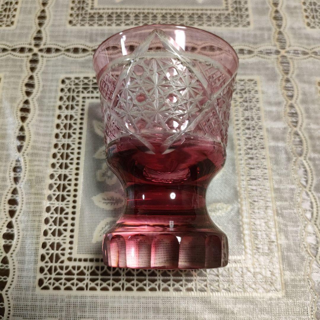 \"未使用\"　ヤマザキガラス製　薩摩切子 色被せガラス、金赤、菊かごめ紋様ぐい呑み