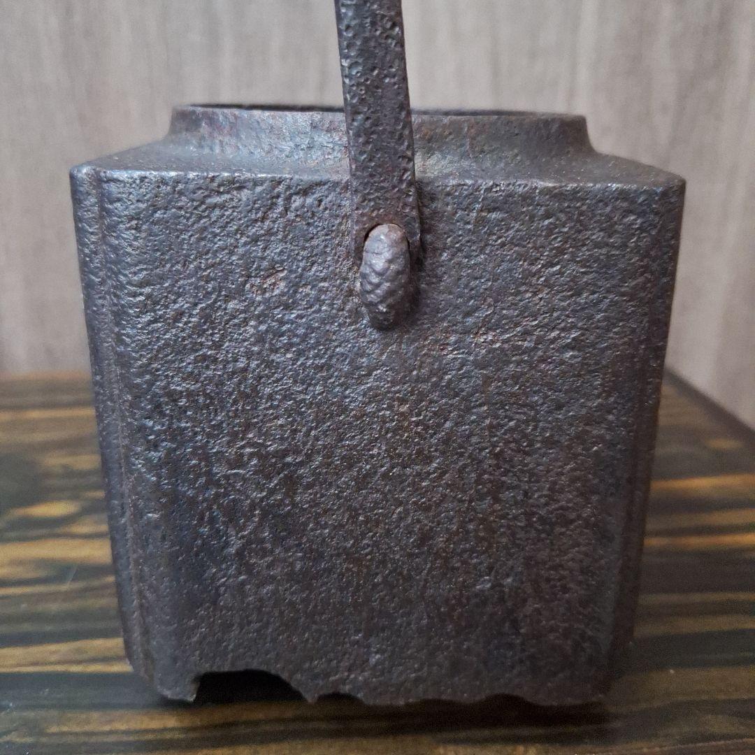 302 小泉仁左衛門 伝統的な黒色鉄製鉄瓶