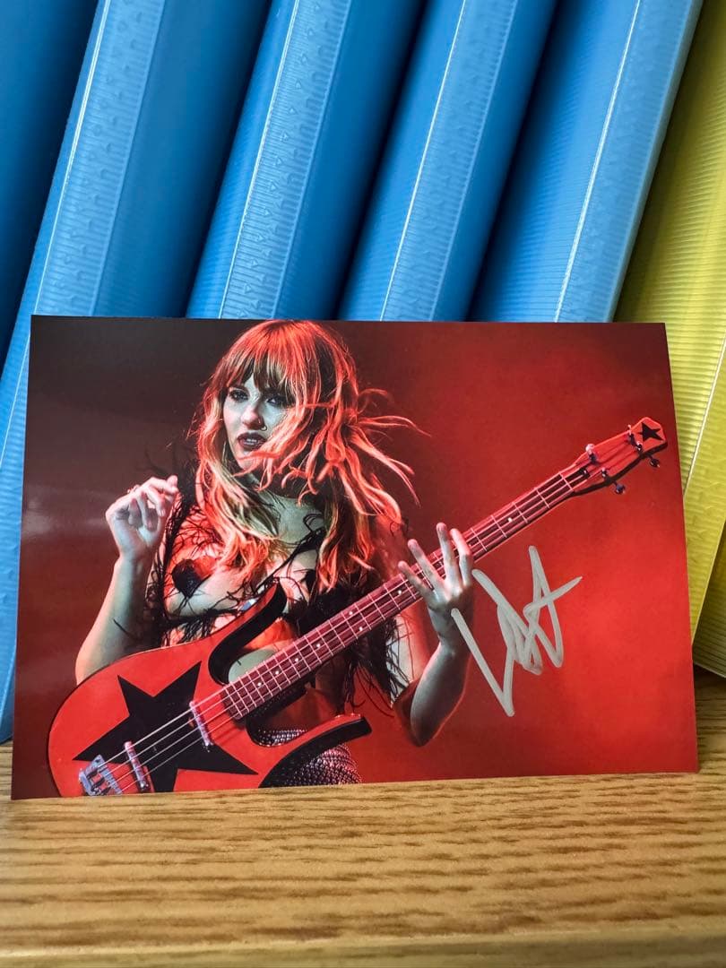 マネスキン ヴィクトリア・デ・アンジェリス 直筆サイン写真 ① Maneskin