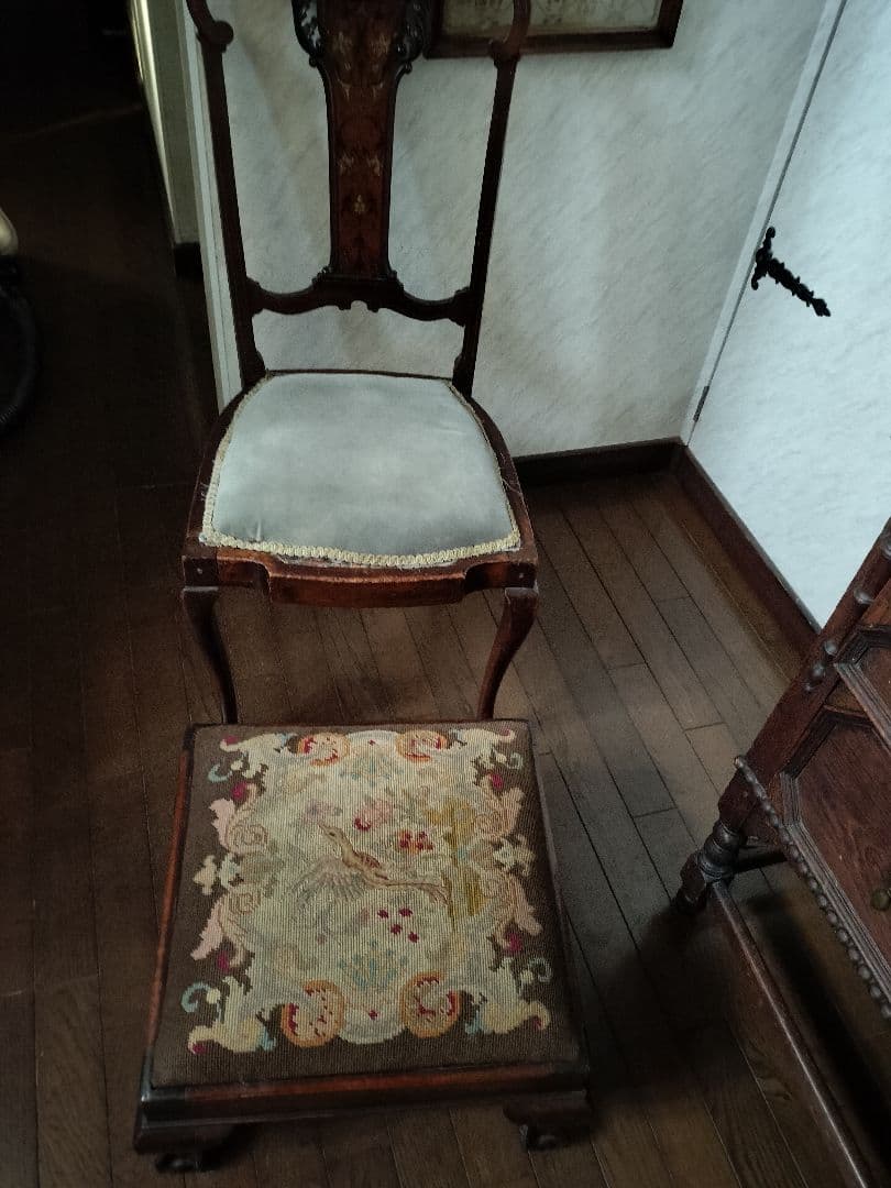 イギリスアンティークニードルワークのスツール