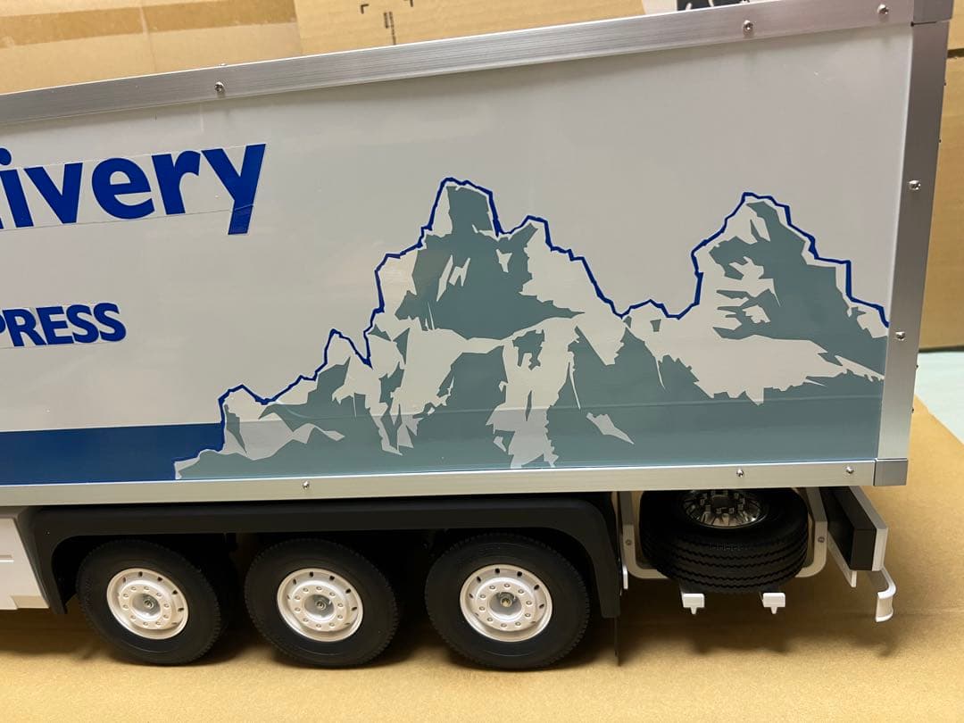 タミヤ 1/14RC 3軸リーファー・セミトレーラー 新品組み立て塗装済 値下中