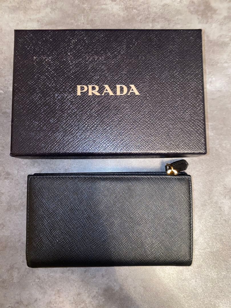 PRADA プラダ　二つ折り財布