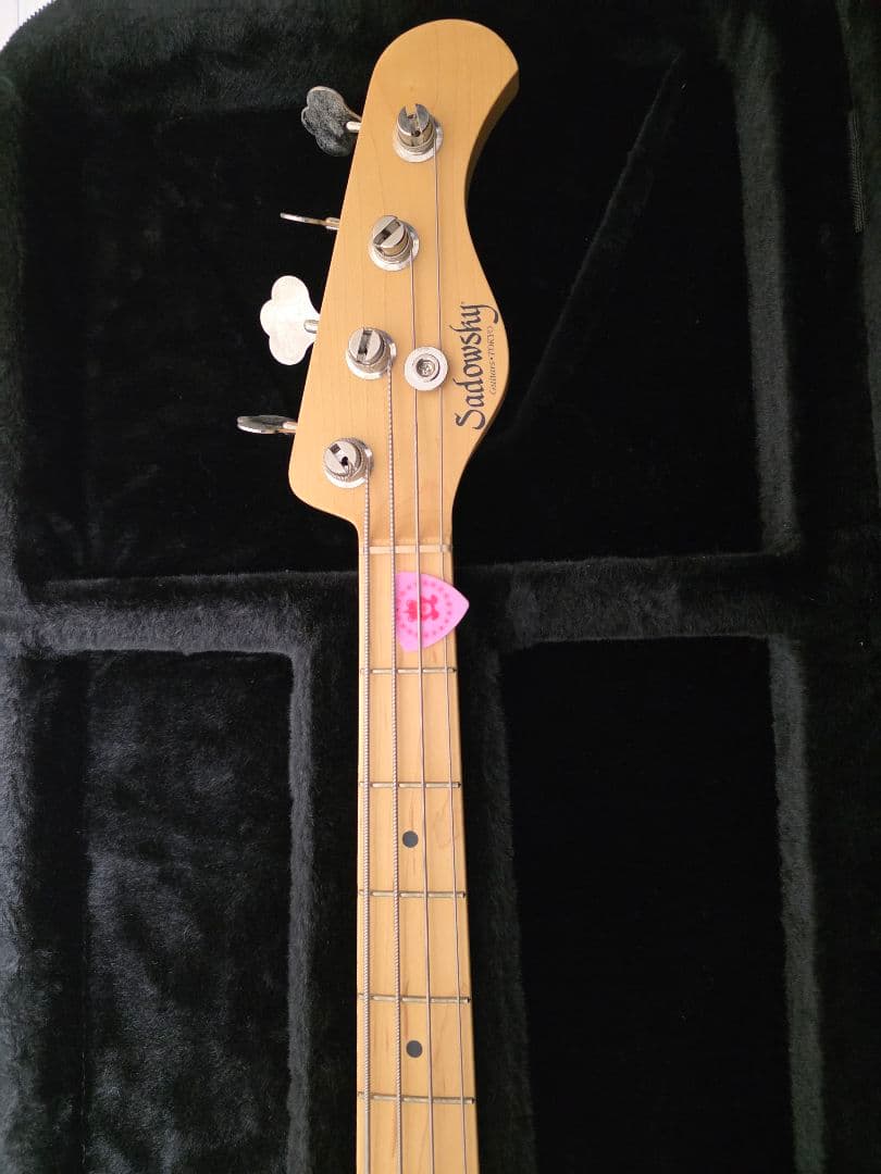 カスタム配色オーダーしたSadowsky のエレキベース