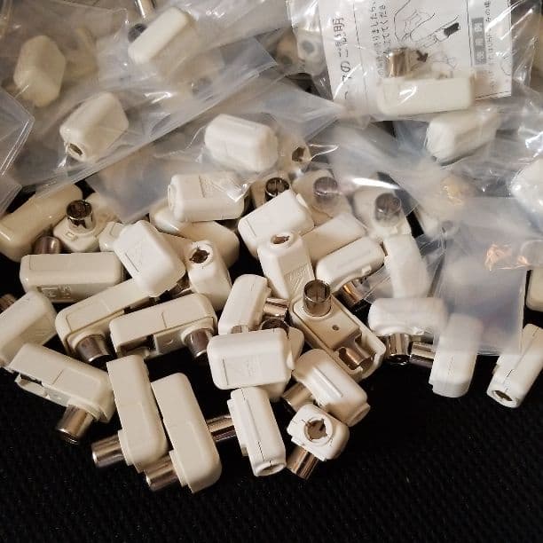 アンテナの壁面プラグ