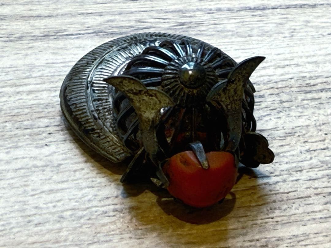 骨董 根付 兜 銀製 赤珊瑚玉付 極上 手彫 金属工芸 江戸時代 4cm