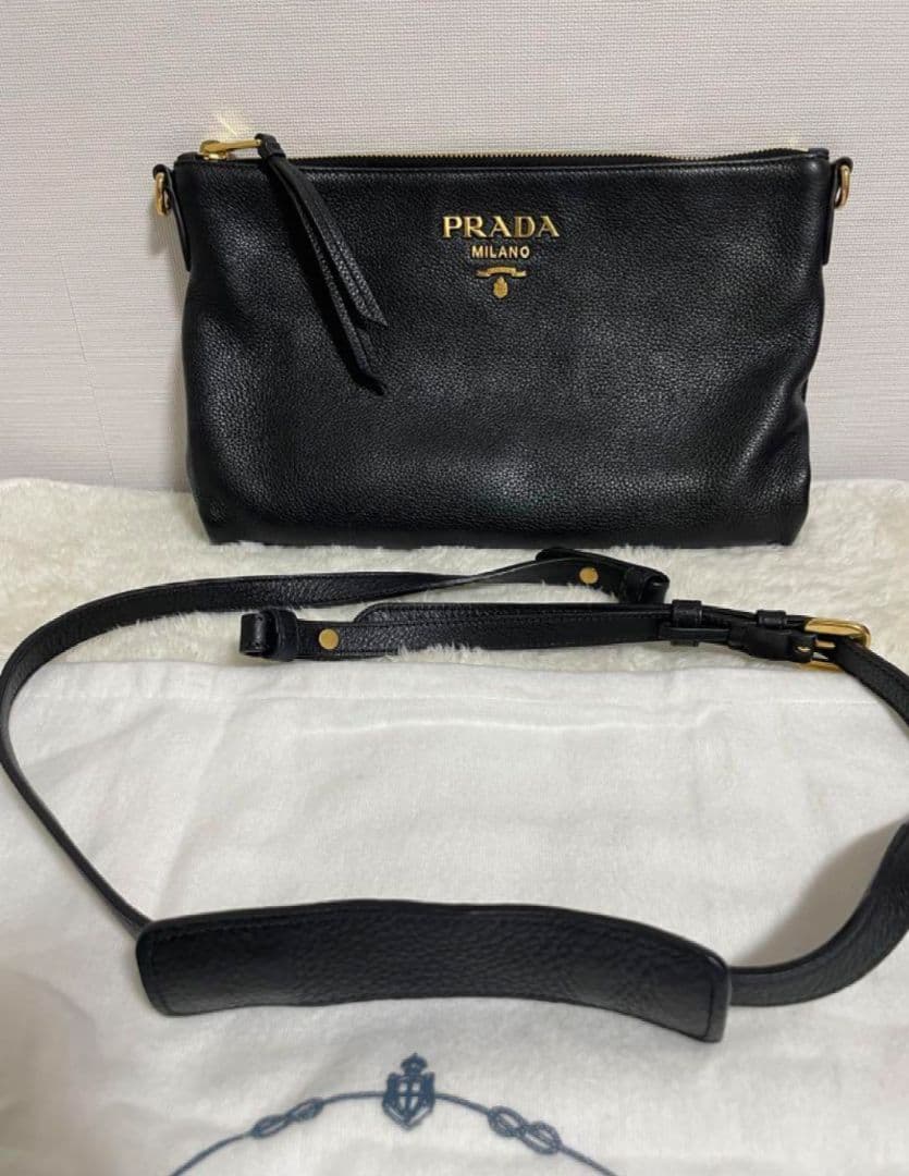 PRADA 　プラダ　斜め下げバッグ　2wayストラップ