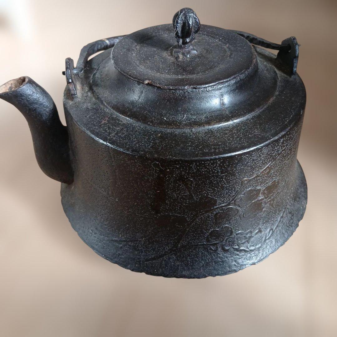 超年代物　鉄製 黒い急須 彫刻模様