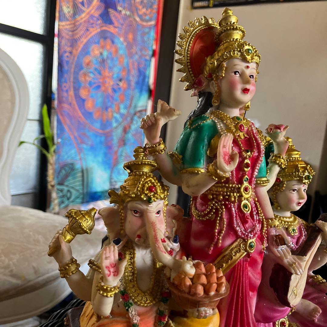 ラクシュミー女神様　置物　ガネーシャ　サラスワティ　幸運　豊穣　美を司どります。