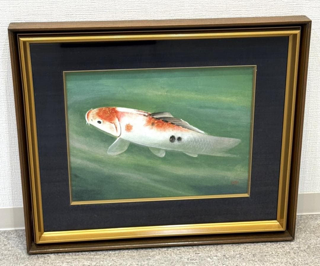 素晴らしい　緑の水中を泳ぐ鯉の美しい日本画