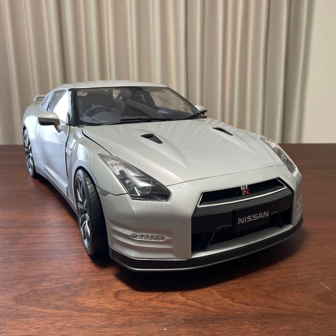 イーグルモスNissan GT-R 35 1/8スケール シルバー完成品
