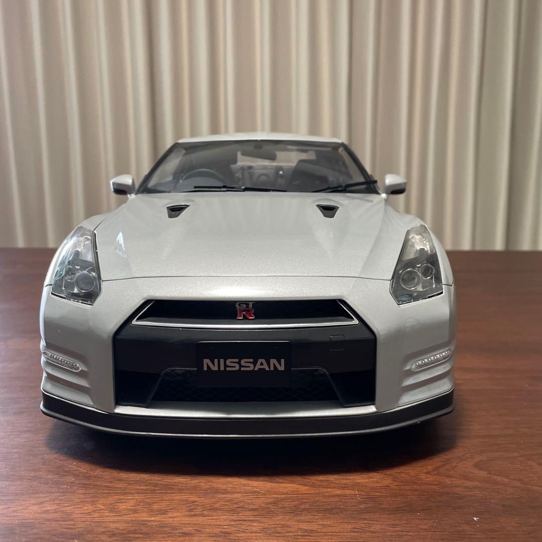 イーグルモスNissan GT-R 35 1/8スケール シルバー完成品