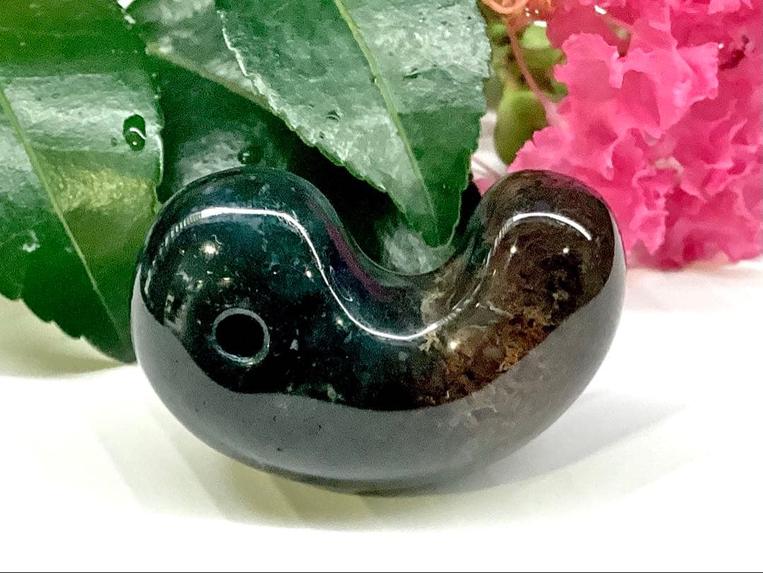 ✳出雲勾玉　1万個に1個しか無いレア勾玉‼️花仙山瑪瑙*芯部位の超極上色彩　鑑別書