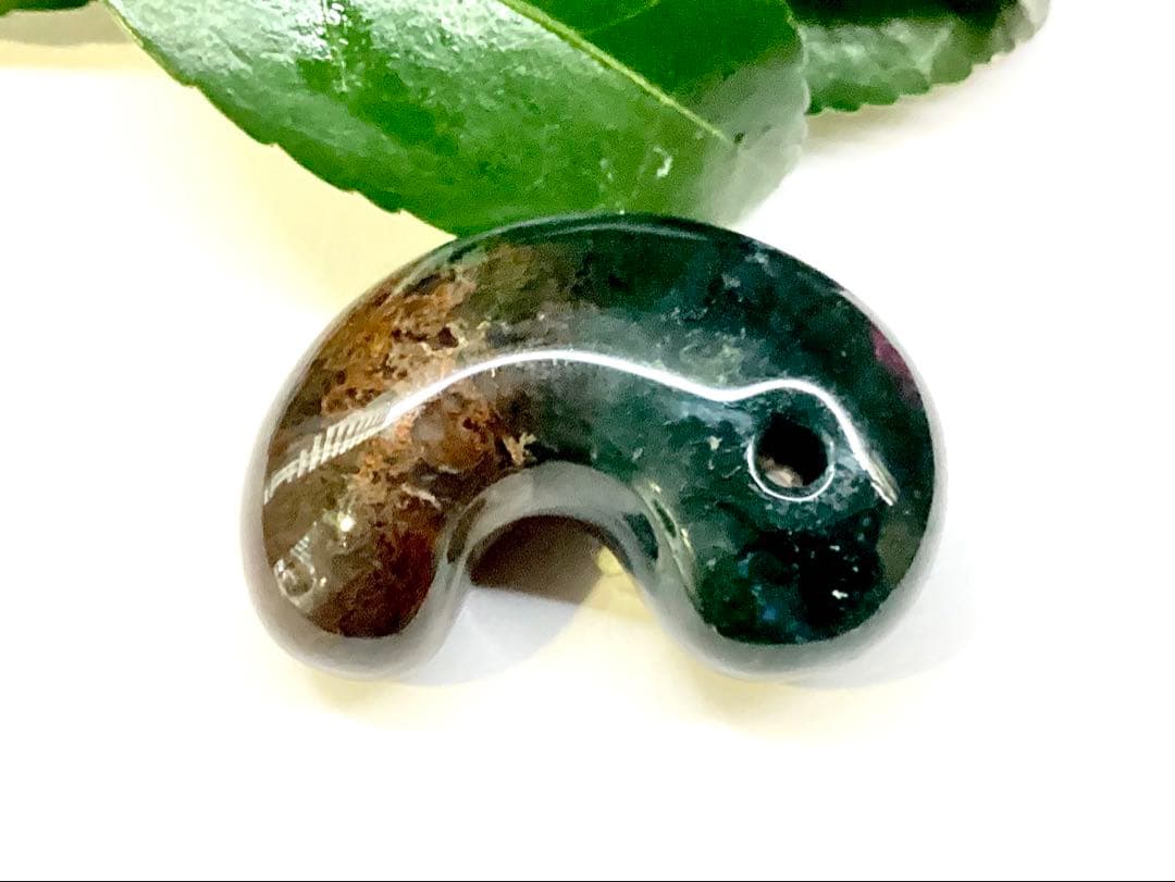 ✳出雲勾玉　1万個に1個しか無いレア勾玉‼️花仙山瑪瑙*芯部位の超極上色彩　鑑別書