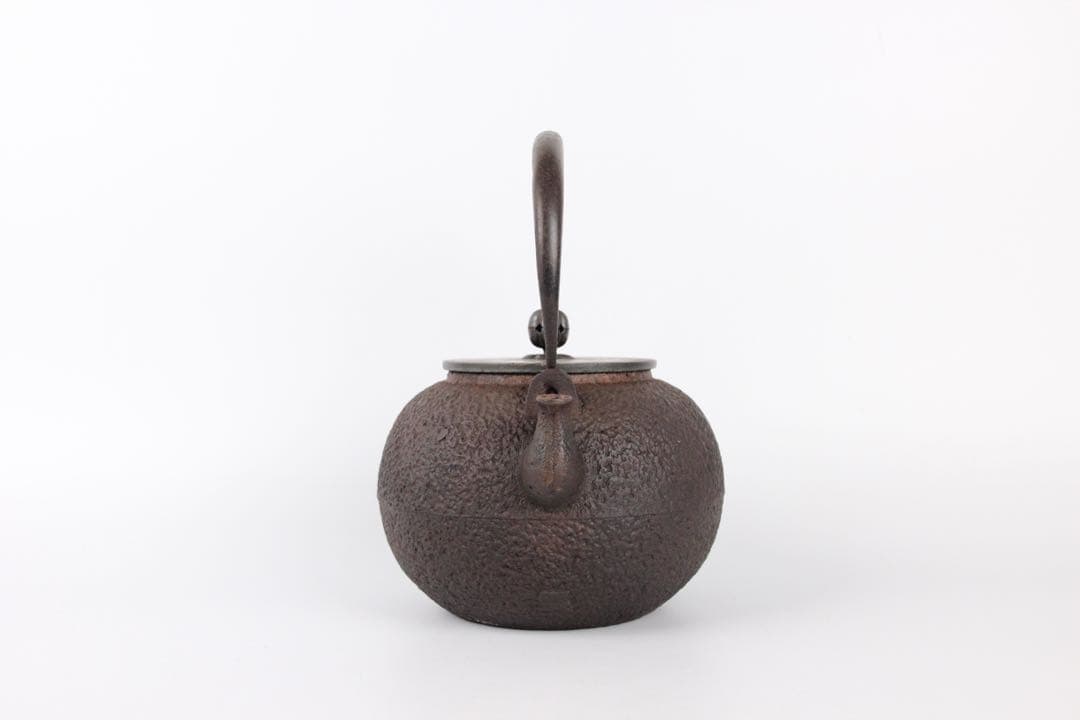 龍文堂造 鉄瓶 日丸形 銀摘 茶道具 約1200ml　岩肌 EL11-26