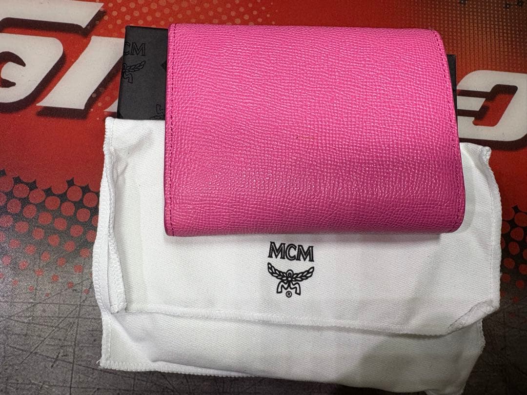 【新品】MCM ピンク ゴールドロゴ金具 三つ折り財布