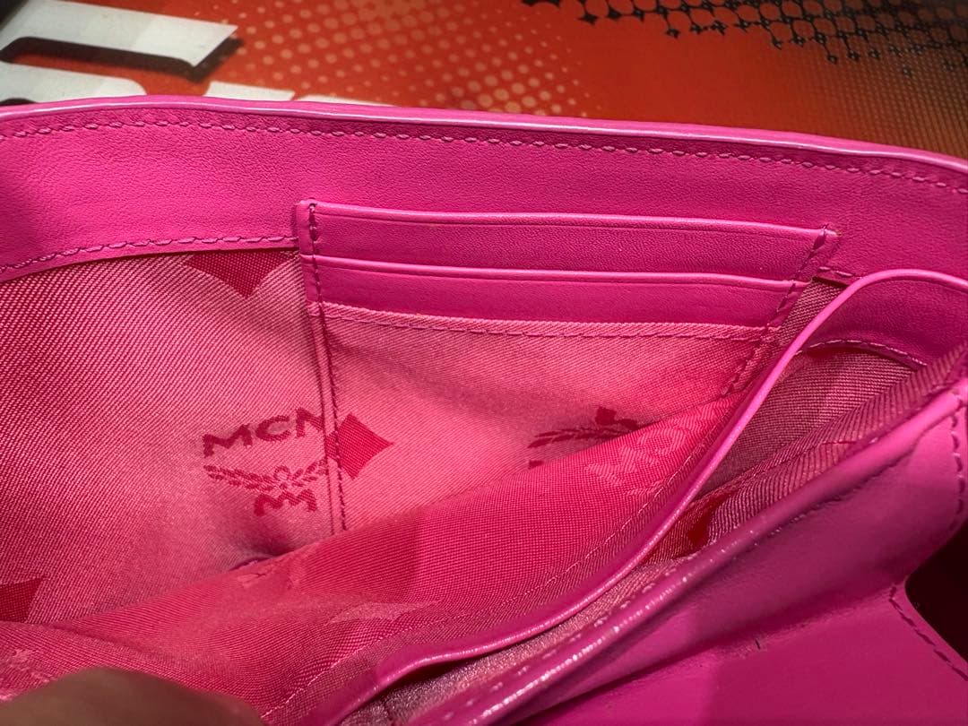 【新品】MCM ピンク ゴールドロゴ金具 三つ折り財布