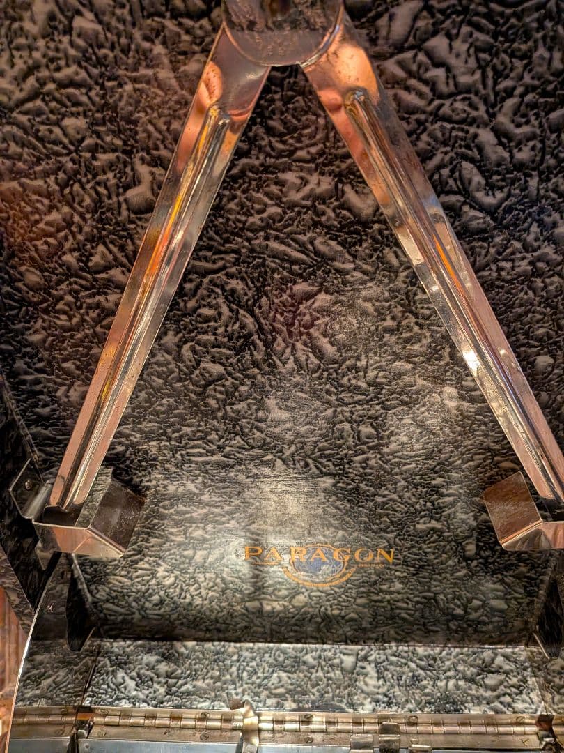 B*A様 パラゴン (Paragon) のポータブル蓄音機です。﻿