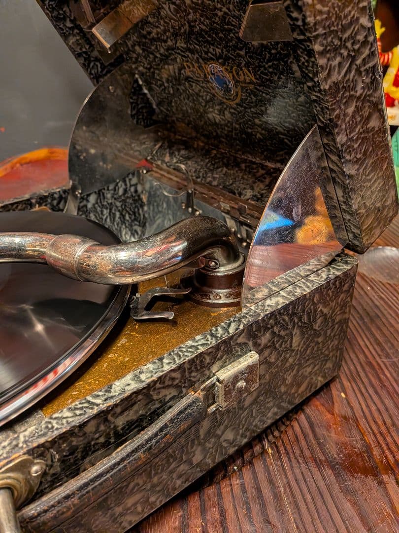 B*A様 パラゴン (Paragon) のポータブル蓄音機です。﻿