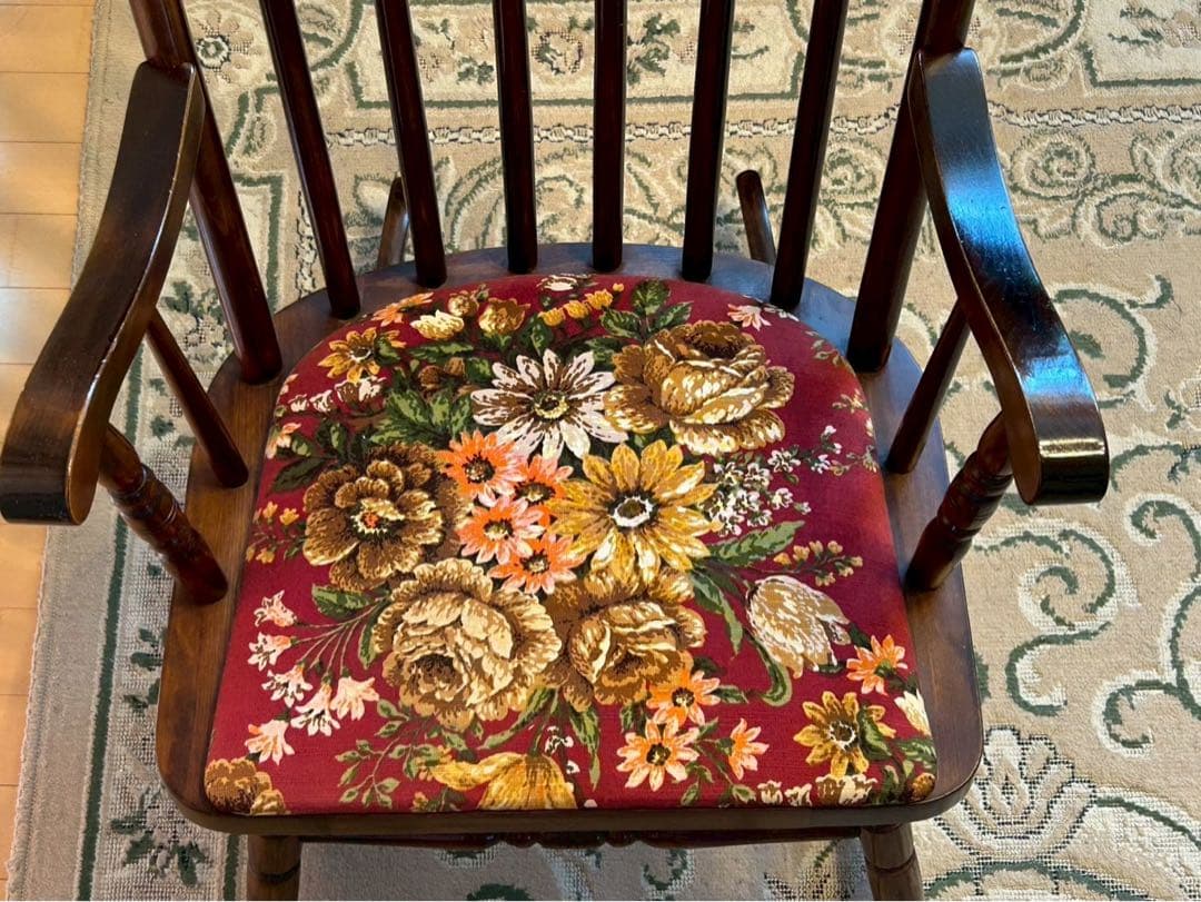 ユラユラ揺れてレトロ気分♪ロッキングチェア(飛騨の家具、ヒダ・ダイネット)