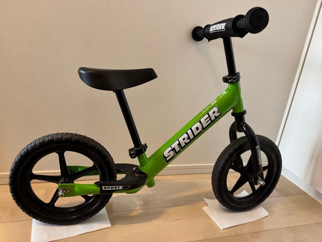 ストライダー スポーツタイプ　グリーン 12インチ　スタンド付