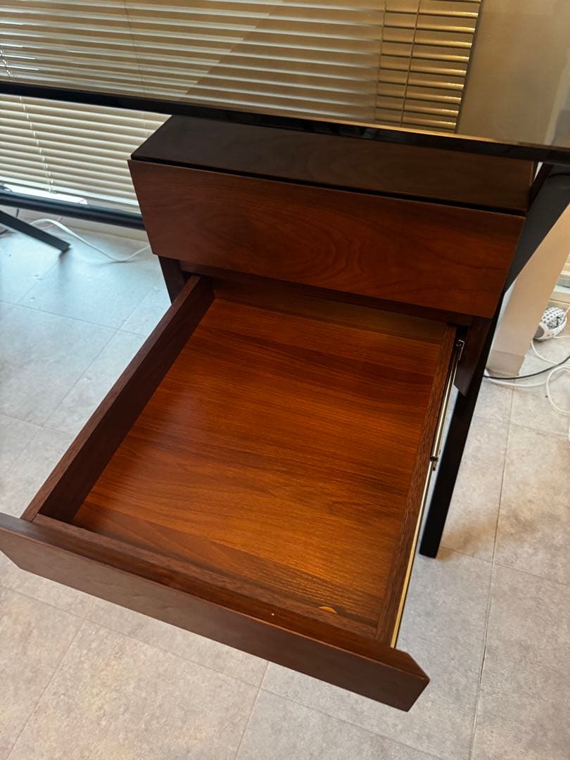 サッジオデスク　ガラスデスク　2025年4月購入