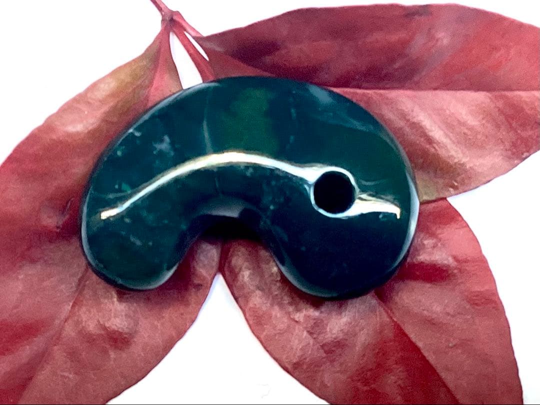 ✳稀な1個‼️濃厚結晶群の出雲石めのう【碧玉】勾玉　外部鑑定機関鑑別書付の安価卸し