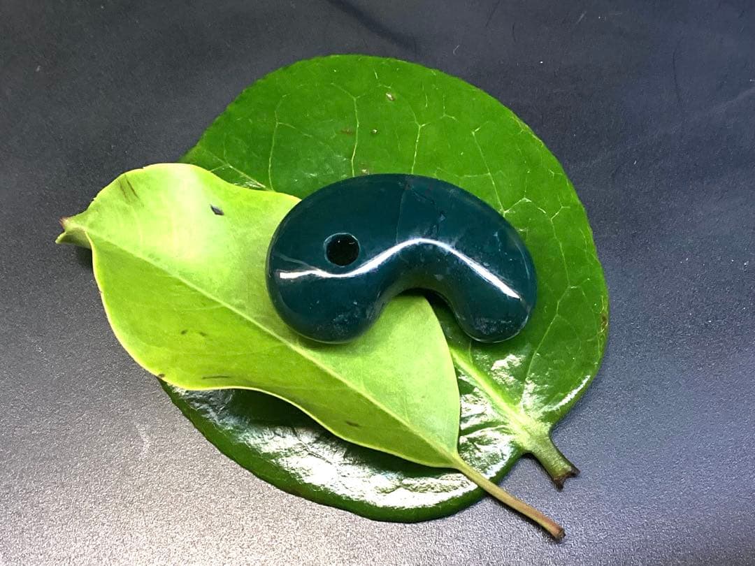 ✳稀な1個‼️濃厚結晶群の出雲石めのう【碧玉】勾玉　外部鑑定機関鑑別書付の安価卸し