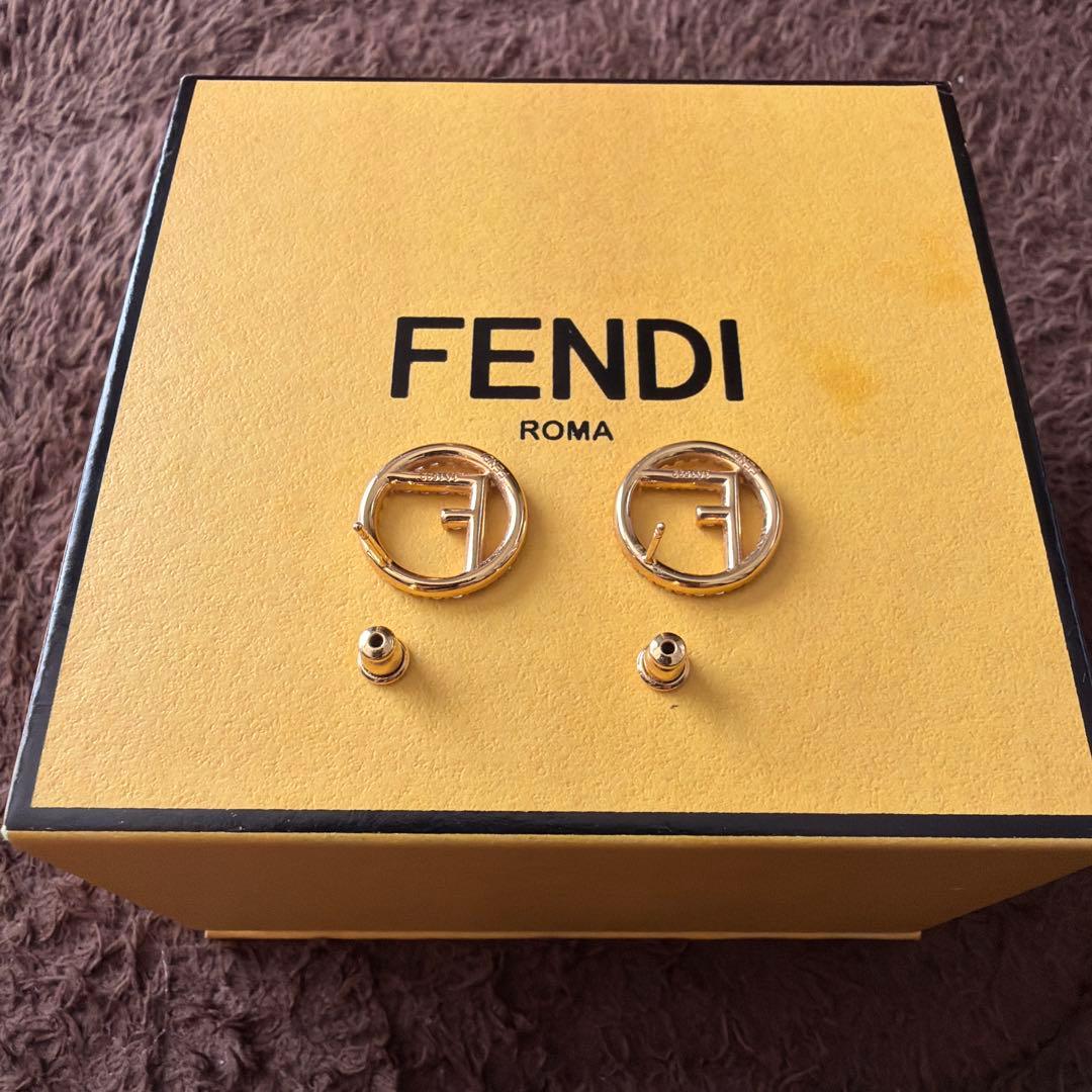 エフ　イズ　フェンディ　ピアス