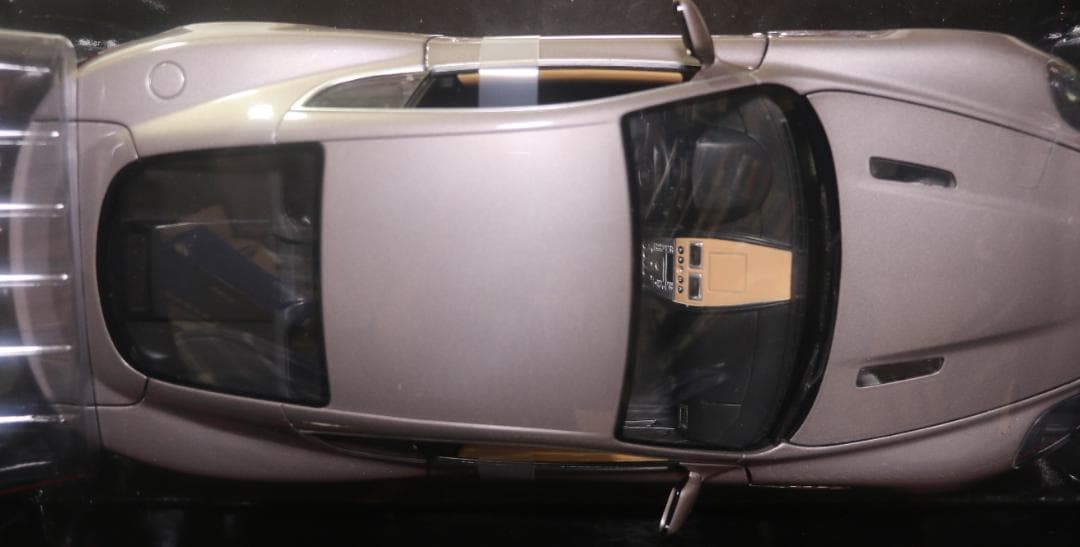 希少 ミニチャンプス製　アストン・マーチンDB9　1/18 　中古品