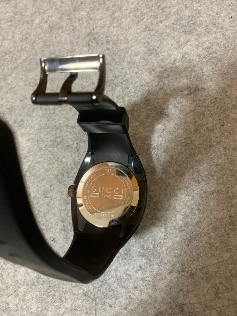 [極美品] GUCCI ブラックラバーベルト 時計　137.1