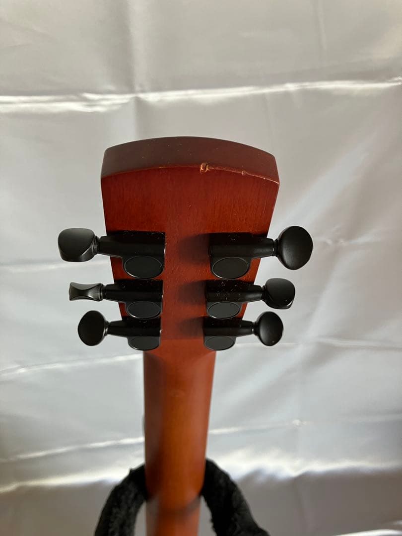 ミニギター　アヌエヌエM2 ハーモニカホルダー付けます。