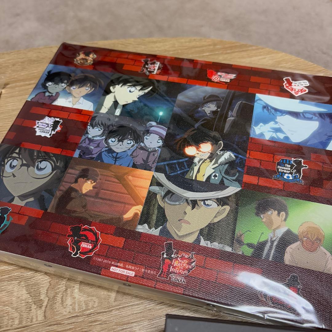 劇場版名探偵コナンのキャンバスアートとピンバッジコレクション