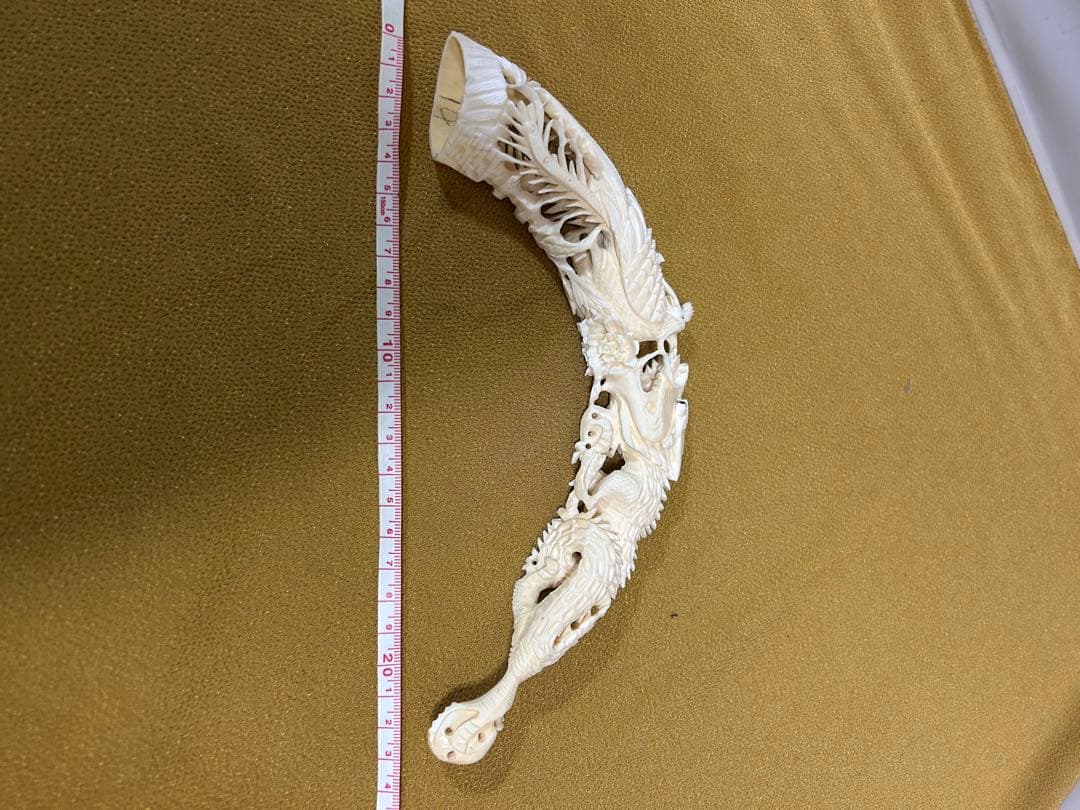 マンモスの牙や天然素材から彫られた、龍や鳳凰の精巧な透かし彫りが施された彫刻品