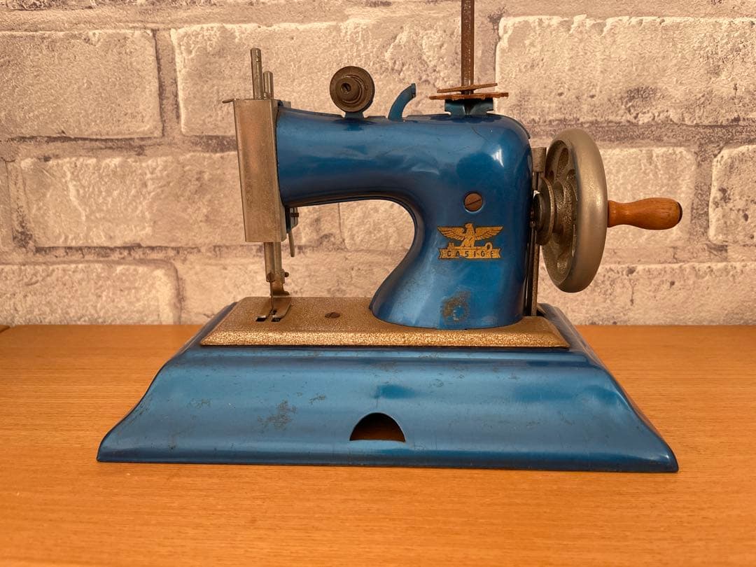 ヴィンテージ ブルーの子供用ミシン