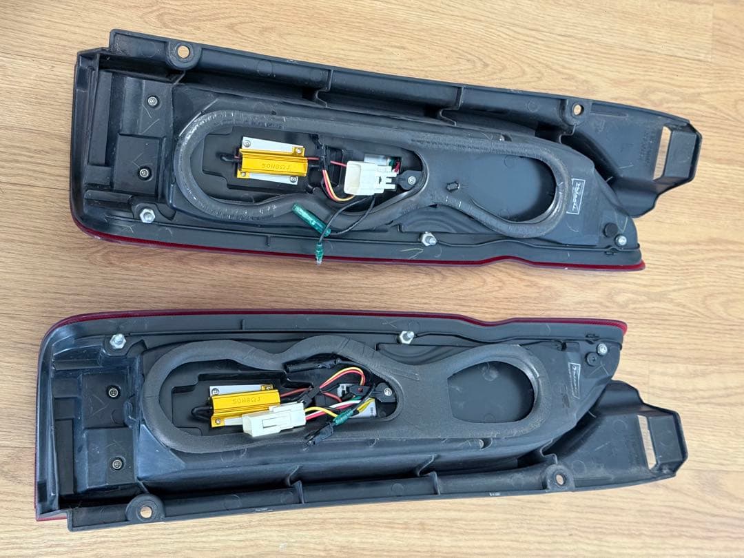 ハイエース 200系 テールランプ ヴァレンティ レッドレンズ左。