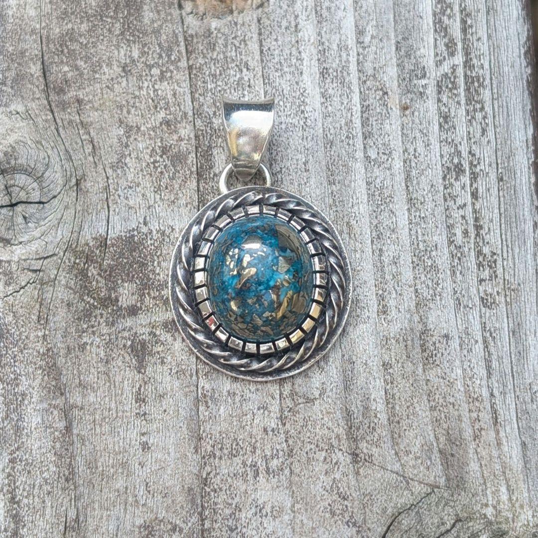 ハンドメイドのターコイズトップ　インディアンジュエリー風　　ネックレストップ