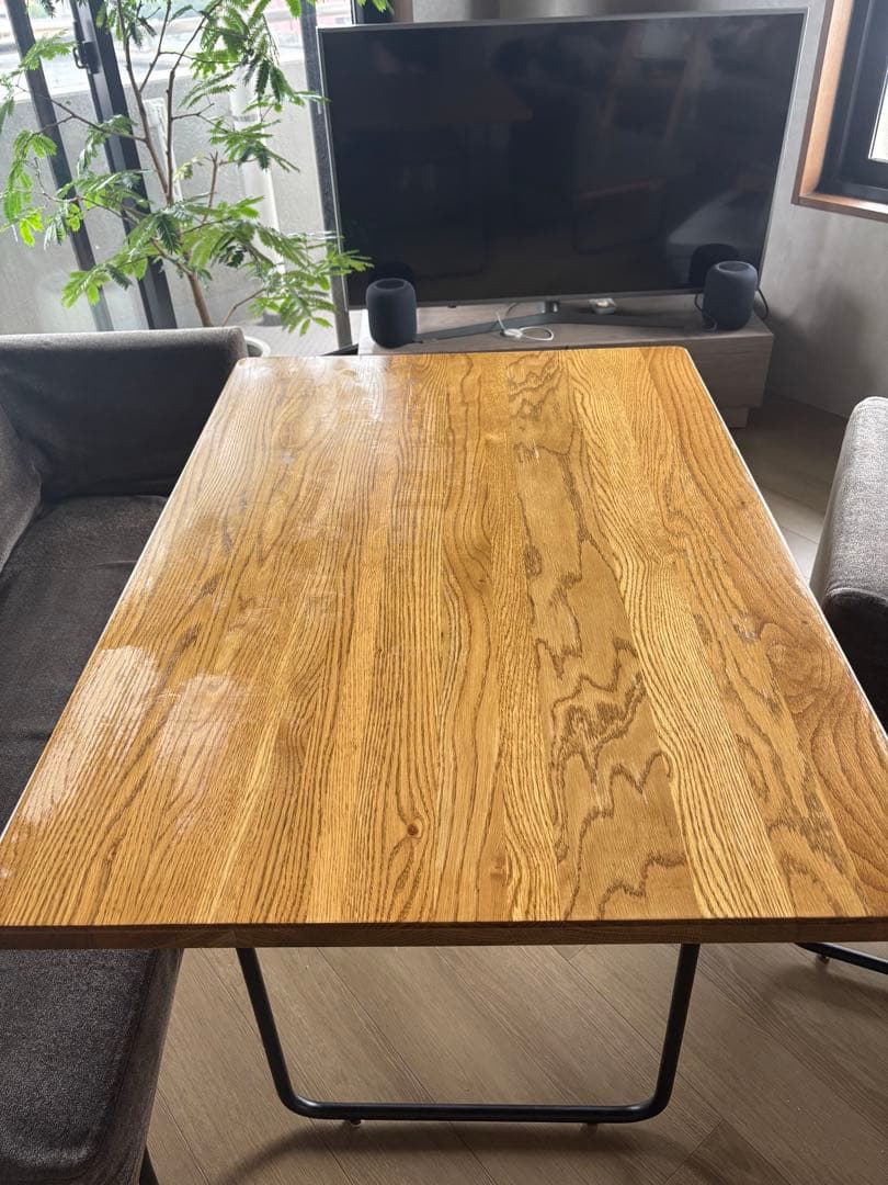 木製ダイニングテーブルとソファセット